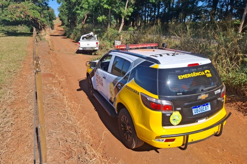 Viatura da PRE próxima de caminhonete que bateu em árvore na PR-317.