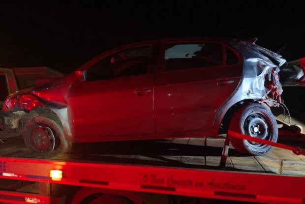 Gol danificado após acidente com caminhão