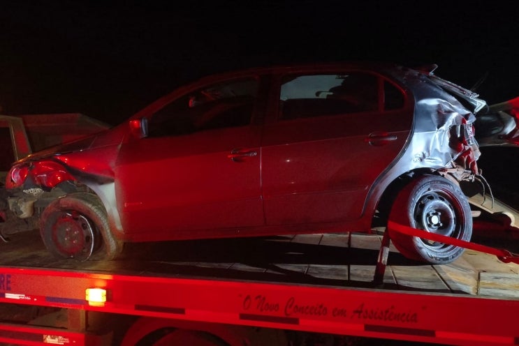 Gol danificado após acidente com caminhão