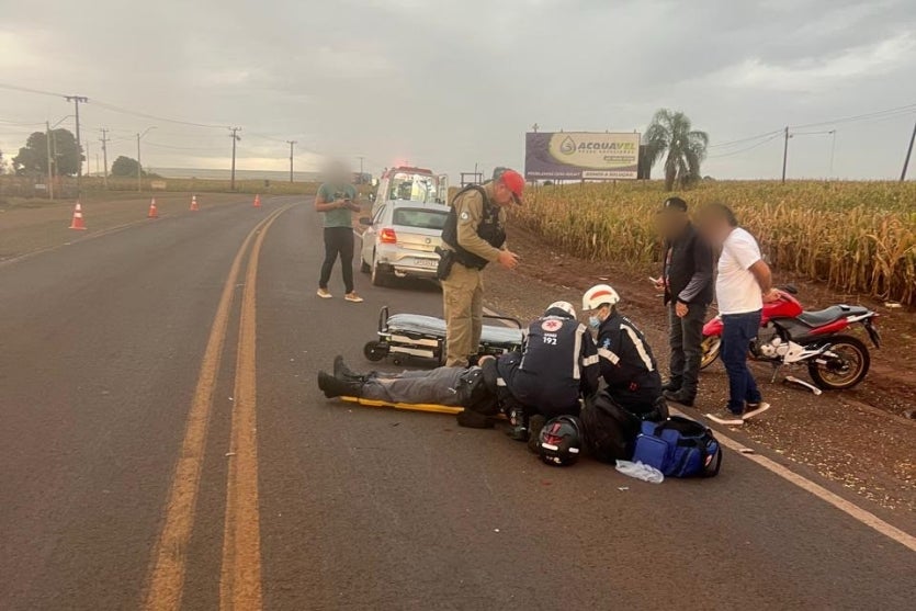 Vítima de acidente na PR-239 sendo atendida por equipes do Samu.