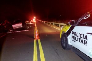 Viatura da PRE próxima a carro envolvido em acidente na PR-485.