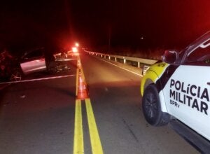Viatura da PRE próxima a carro envolvido em acidente na PR-485.