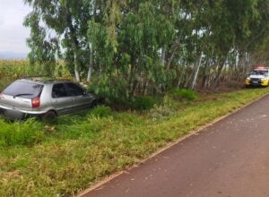 Carro parado às margens de acidente após acidente na PR-489