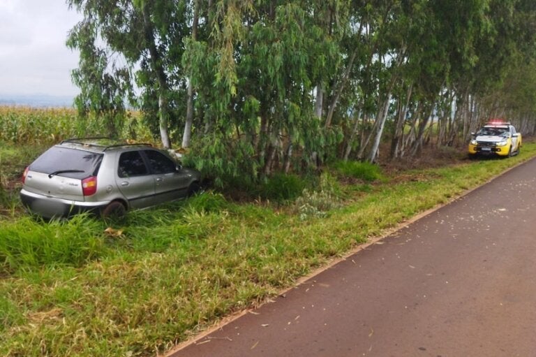 Carro parado às margens de acidente após acidente na PR-489