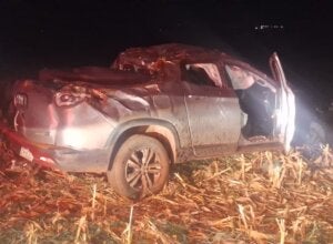 Caminhonete destruída após capotamento na PR-486, em Assis Chateaubriand.