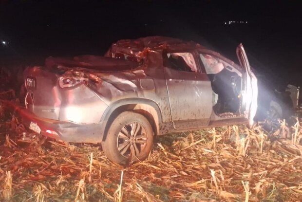 Caminhonete destruída após capotamento na PR-486, em Assis Chateaubriand.