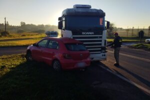 Carro e caminhão envolvidos em acidente na PR-323 em Cruzeiro do Oeste.