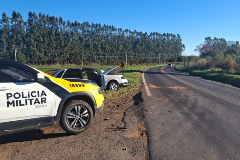 Viatura da PRE próxima de carro envolvido em acidente na PR-082 em Cianorte.