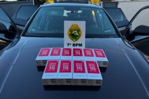 Celulares em capô de Audi apreendido em Cruzeiro do Oeste.