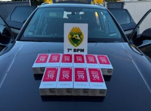 Celulares em capô de Audi apreendido em Cruzeiro do Oeste.