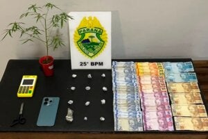 Drogas apreendidas no conjunto Aro-Íris em Umuarama.
