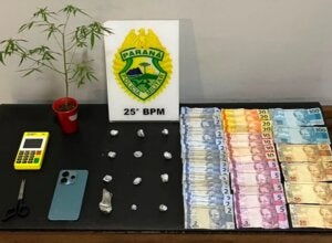 Drogas apreendidas no conjunto Aro-Íris em Umuarama.