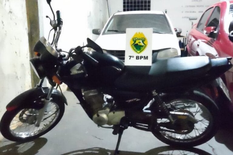 Moto apreendida com jovem sem CNH em Tapejara.