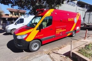 Ambulância do Siate no local do atropelamento na rua Iguaçu, próximo ao cruzamento com a avenida Tiradentes, em Umuarama.