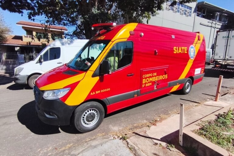 Ambulância do Siate no local do atropelamento na rua Iguaçu, próximo ao cruzamento com a avenida Tiradentes, em Umuarama.