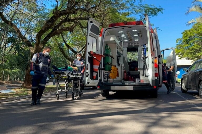 Vítima sendo socorrida após acidente ao lado do Bosque Uirapuru em Umuarama.