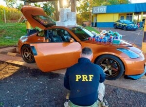 Carro esportivo com emagrecedores na sede da PRF.