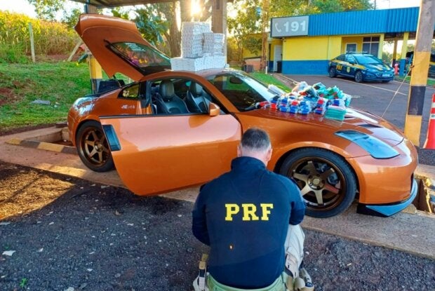 Carro esportivo com emagrecedores na sede da PRF.