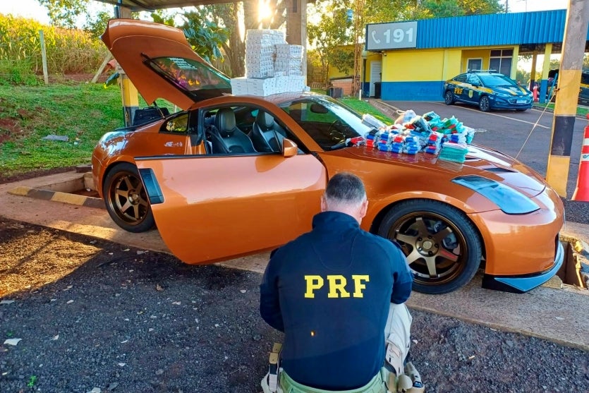 Carro esportivo com emagrecedores na sede da PRF.