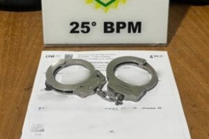 Algemas sob um mandado de prisão executado em Umuarama.
