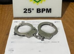 Algemas sob um mandado de prisão executado em Umuarama.