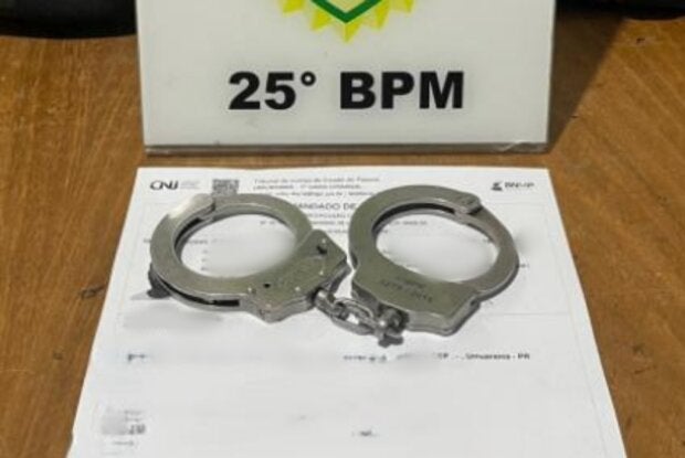 Algemas sob um mandado de prisão executado em Umuarama.