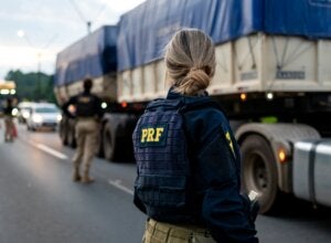 Agente da PRF durante fiscalização em rodovia federal no Paeraná.