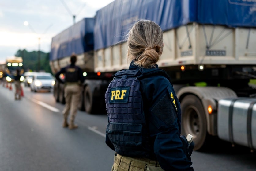 Agente da PRF durante fiscalização em rodovia federal no Paeraná.