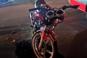 Motocicleta envolvida em acidente na rua Cambé.