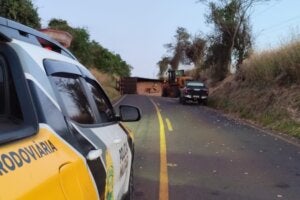 Caminhão que rombou na PR-482 próximo a uma viatura da PRE.