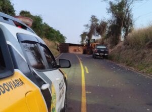 Caminhão que rombou na PR-482 próximo a uma viatura da PRE.