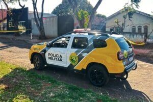 Viatura da PM durante atendimento a achado de cadáver em Umuarama.