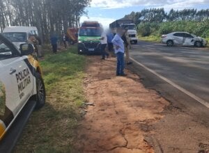 Local da colisão entre automóvel e furgão na PR-492.