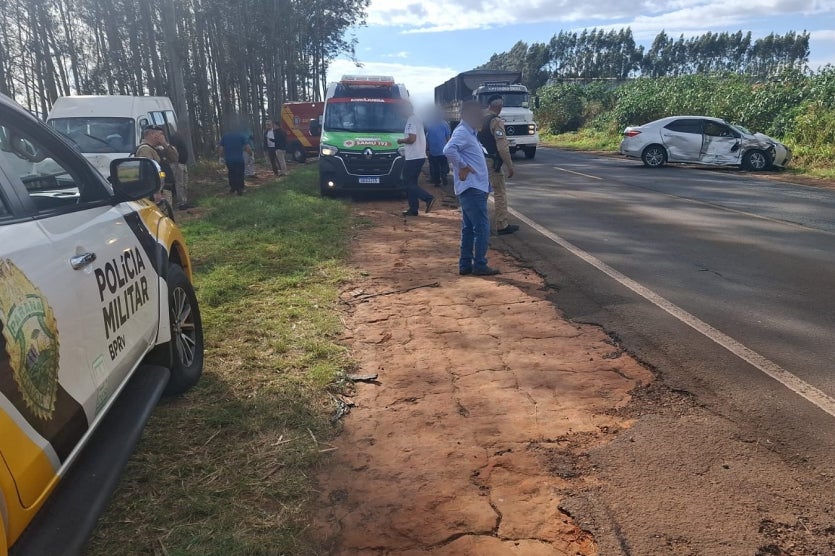 Local da colisão entre automóvel e furgão na PR-492.