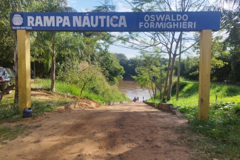 Foto da entrada da rampa náutica do Rio Ivaí em Douradina.