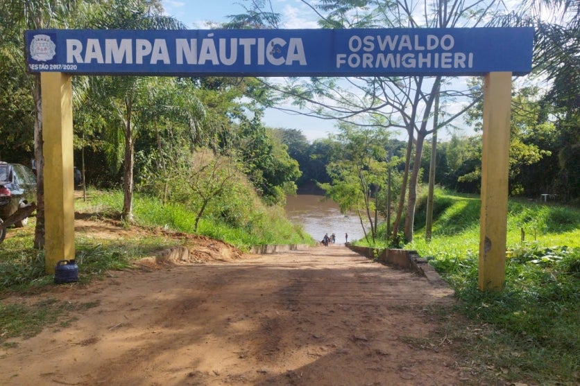 Foto da entrada da rampa náutica do Rio Ivaí em Douradina.
