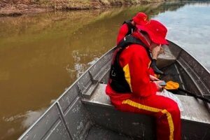 Bombeiros durante buscas a jovem desaparecido no Rio Ivaí, em Douradina.