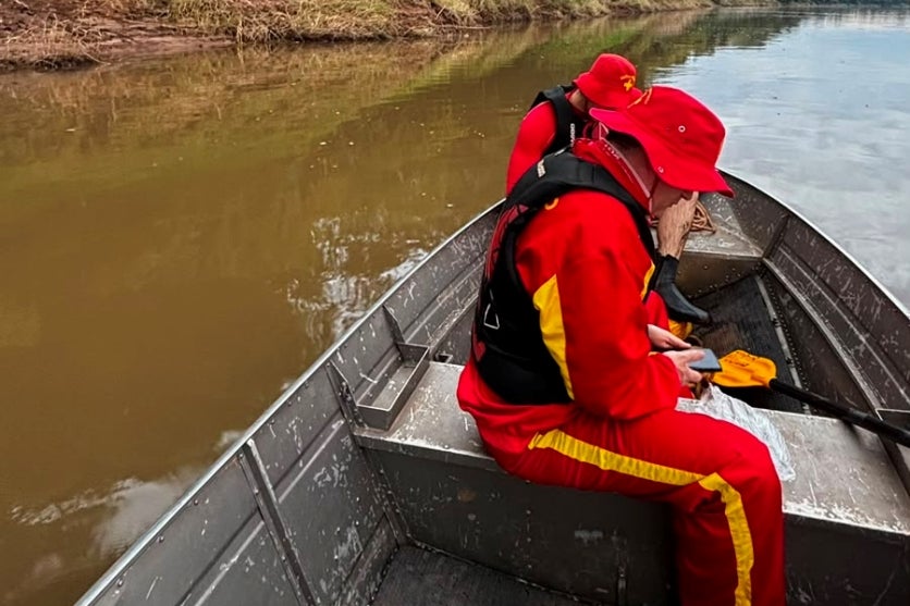 Bombeiros durante buscas a jovem desaparecido no Rio Ivaí, em Douradina.