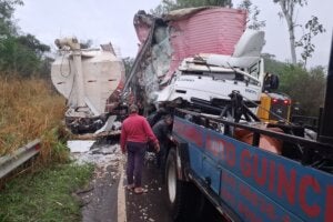 Caminhões destruídos após acidente na PR-485