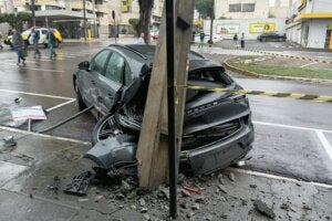 Porsche que coliduu em poste no Centro de Umuarama.