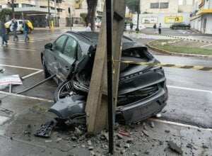 Porsche que coliduu em poste no Centro de Umuarama.