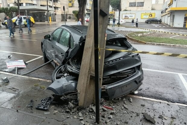 Porsche que coliduu em poste no Centro de Umuarama.