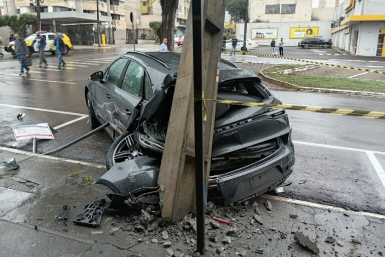 Porsche que coliduu em poste no Centro de Umuarama.