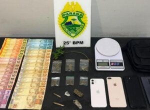 Drogas dinheiro e materiais apreendidos com situação de tráfico de drogas em Iporã.