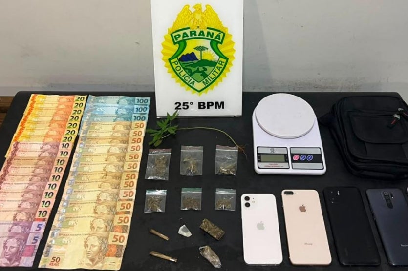 Drogas dinheiro e materiais apreendidos com situação de tráfico de drogas em Iporã.