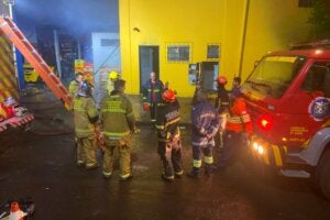 Equipes durtante combate as incêndio em supermercado de Iporã.