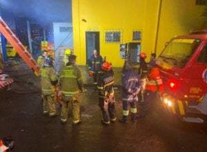 Equipes durtante combate as incêndio em supermercado de Iporã.
