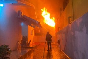Bombeiro combatendo incêndio em supermercado de Iporã.
