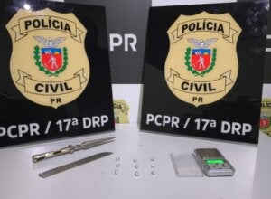 Drogas apreendidas em Cruzeiro do Oeste dispostas em uma mesa da PCPR.