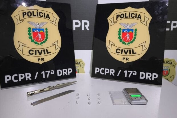 Drogas apreendidas em Cruzeiro do Oeste dispostas em uma mesa da PCPR.